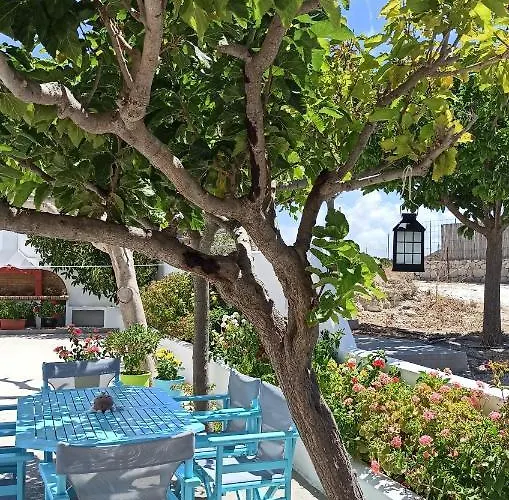 Majestic Blue - House With Garden! *